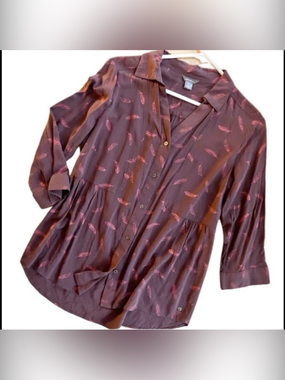 Eddie Bauer Size Med Button Down V-Neck Top in Deep Purple & Pink Feathers EUC